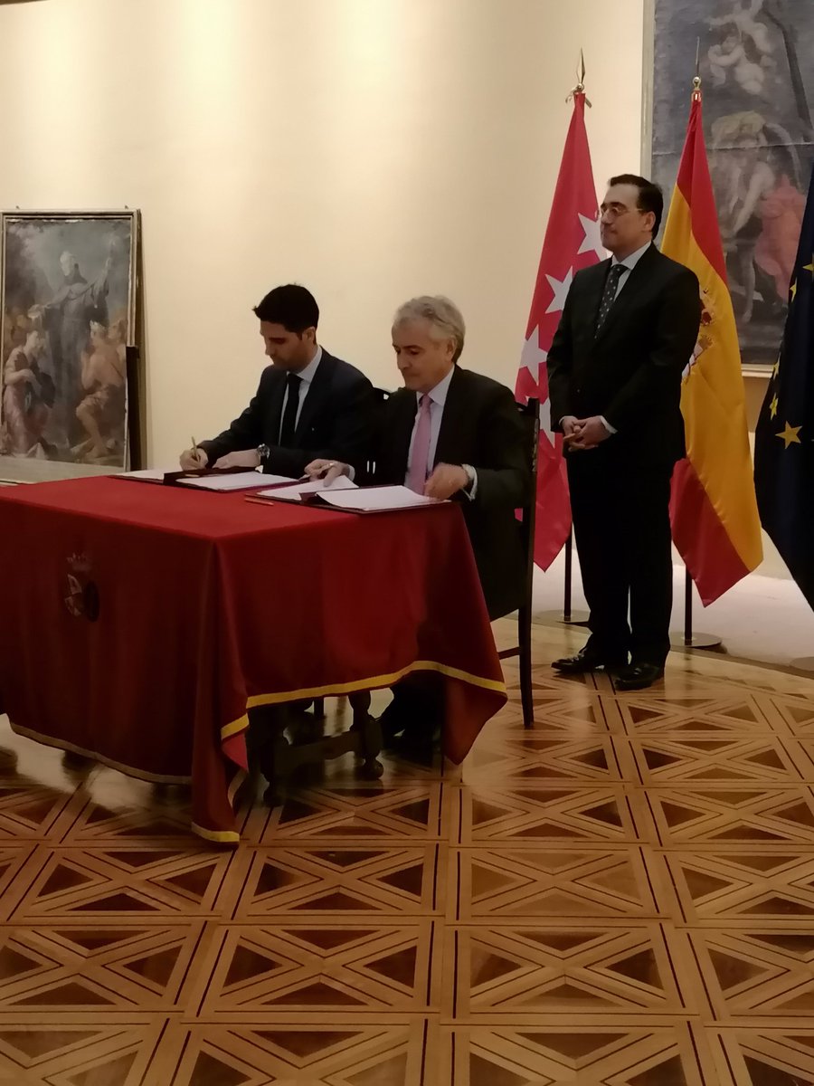 Ayer, en presencia del Ministro, Subsecretario de Exteriores y Consejero de Educación de la Comunidad de Madrid firman el Convenio para que la clase de órgano del RCSMM pueda utilizar el Cavaillé-Coll de San Francisco el Grande. Y yo soy nombrado oficialmente organista titular.