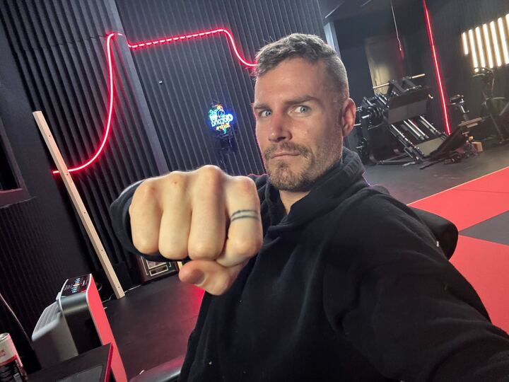 ZssBecker's tweet photo. 3am. Wednesday.

If it slows you or distracts you. Remove it.

If it speeds you n focuses you. Keep it &amp; prioritize it.

It's not hard. It's that simple. 98% just do this in reverse.

Like/agree with this all you want, but your likely in the 98%. FIX IT.

Lets get to it. 🤜🤛 https://t.co/kYrp8b3jyl