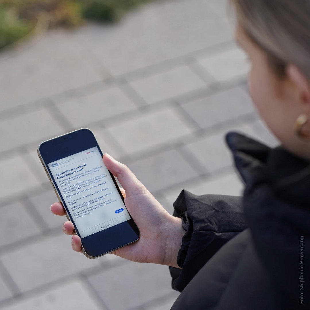 UniHalle's tweet photo. Hallenser*innen aufgepasst – eure Meinung ist gefragt! Zurzeit findet eine Online-Umfrage statt, die von Forscherinnen und Studierenden der #UniHalle durchgeführt wird. Erfragt werden Einstellungen zu aktuellen Themen wie Klima oder Verkehr. Zur Umfrage: https://t.co/RIhJdwlsJi https://t.co/6qwfOZgP50