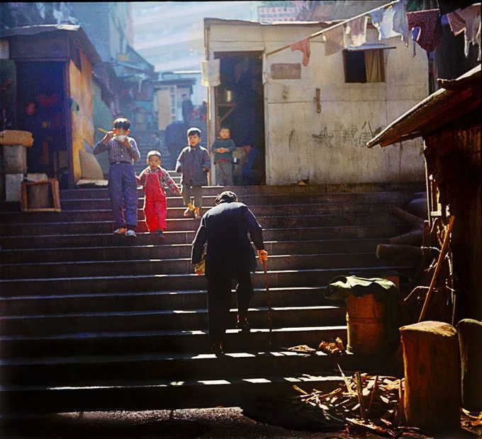 FedeItaliano76's tweet image. Fan Ho's rare colour photographs of Hong Kong in the 1950s and 60s