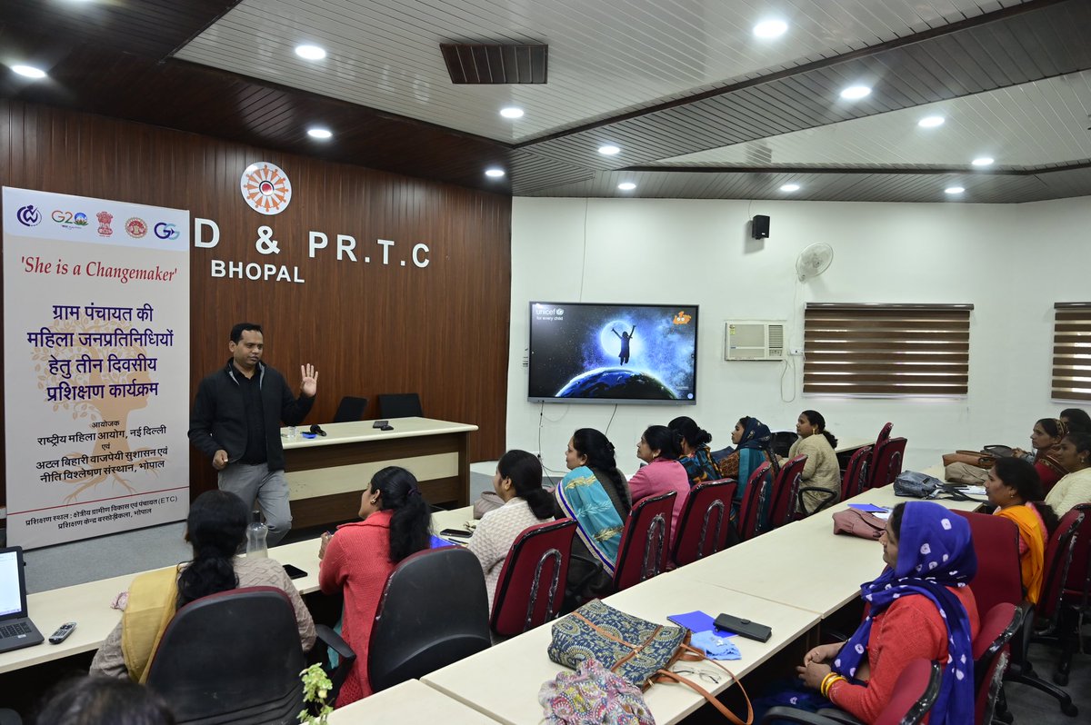 AIGGPA's tweet photo. #SheisaChangemaker
Batch 5 ,Day 3,सत्र : स्वच्छ भारत मिशन (ग्रामीण) योजना पर चर्चा।
वक्ता: श्री साबिर इकबाल, सलाहकार- स्वच्छ भारत मिशन (यूनीसेफ)
#mahilasarpanch #womenleadership #PRIs #SBM https://t.co/dz74hxR9nk