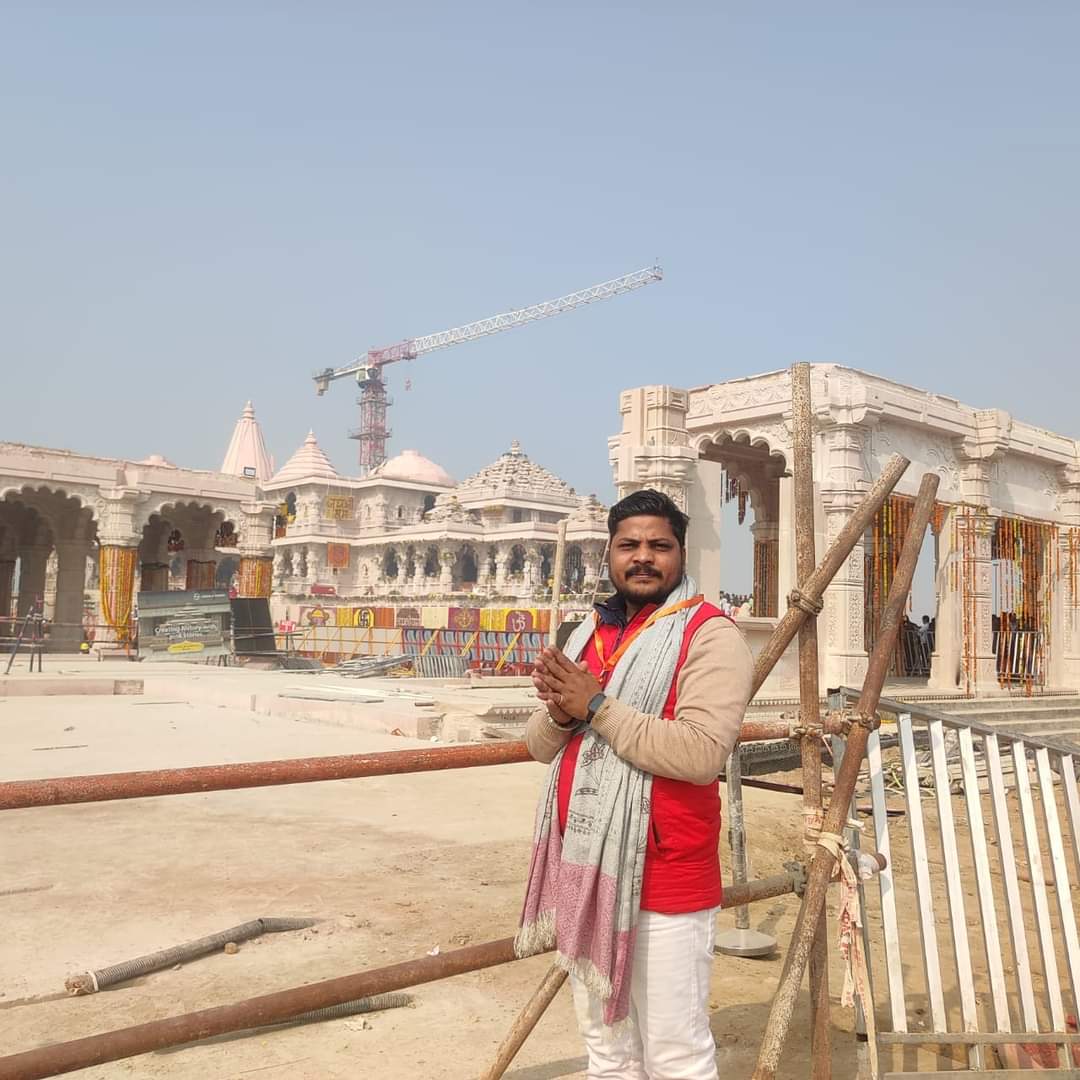 ManojGuptaMT's tweet photo. प्रभु श्री रामलला का भव्य दर्शन कर आशीर्वाद प्राप्त किया ।
राष्ट्रीय स्वयंसेवक द्वारा बनाई गयी दिव्य टेंट सिटी तीर्थ क्षेत्र पुरम में रात्रि रुककर स्वयंसेवक बंधुओ के साथ अयोध्या दर्शन किया l
जय श्री राम 🙏🚩 https://t.co/zQ0MOes15r