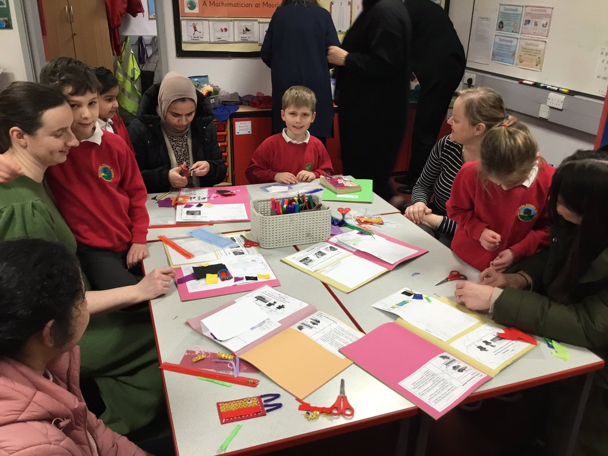 MoorlandsHudds's tweet image. Year 2 having been busy making finger puppets in DT. After designing, they stitched a piece of binca and transformed with decorations. Thank you to the grown ups for your assistance! 🪡 🧵 #MPSY2 #MPSDT #teamwork