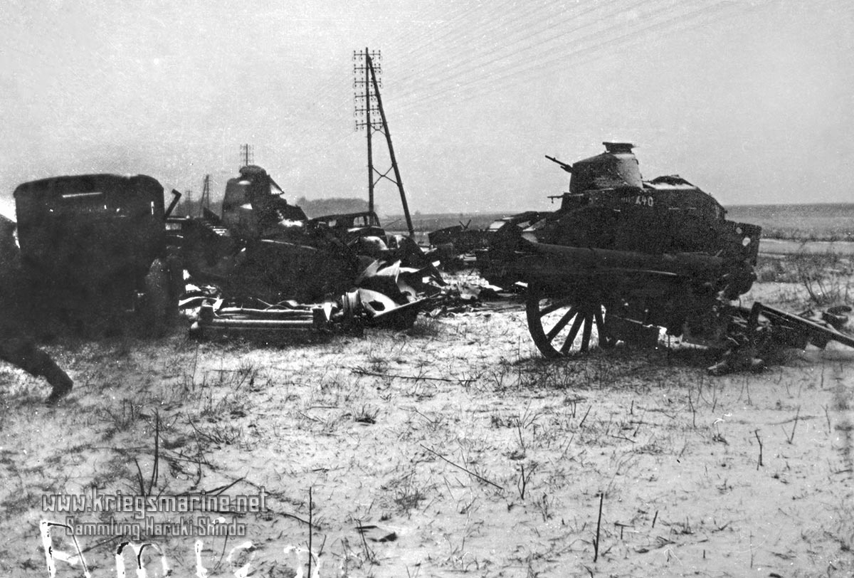 DKMWWII's tweet photo. Marine Flak Abt. 805 

オランダからフランスのブレストへ移動中の1941年1月1日午後、経由地アミアンで伝令に指示を出す第805海軍対空砲大隊指揮官のBahr少佐とフランス軍兵器の残骸 https://t.co/7u4MpTun0r