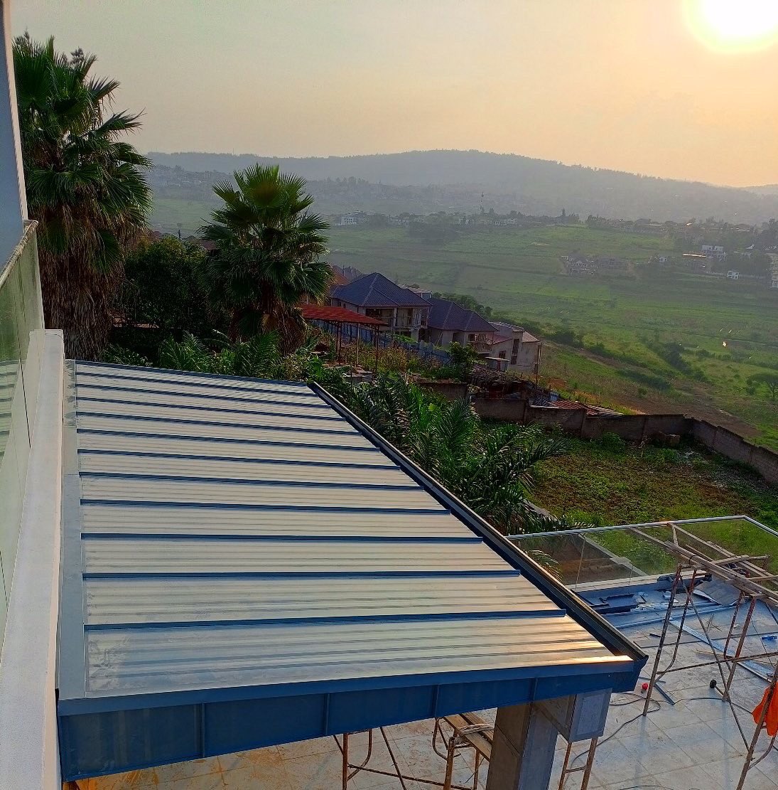 MrRoofRwanda's tweet photo. A beautiful new roof with a view! Mr Roofโs sleek blue #selflockroofsheets and #lightsteelframes add a sleek touch of contemporary style to this modern new home ๐คฉ๐น๐น๐น
#mrroofrwanda #construction #renovation #innovation #buildwithus #growwithus #Kigali #Rwanda https://t.co/OMBSo0PR0H
