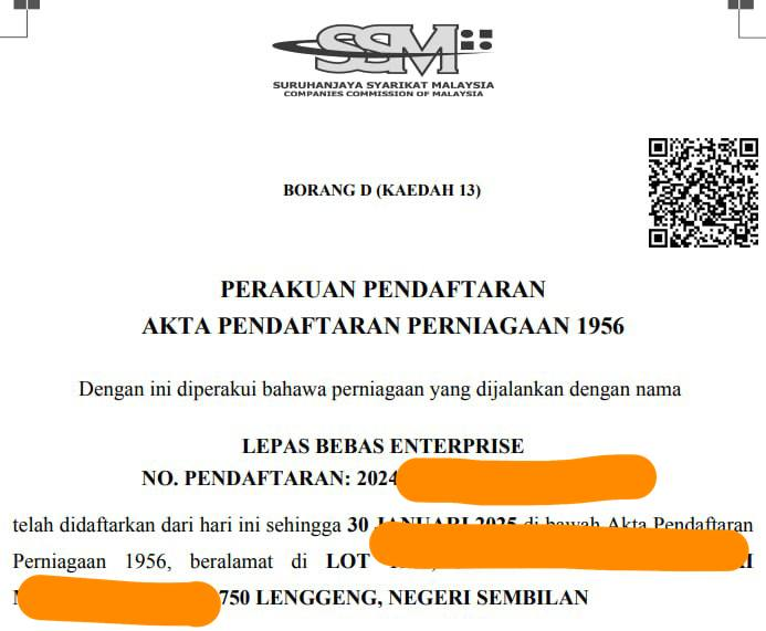 Haziqmahmur90an's tweet photo. Lepas bebas di @AyamLepasMY  itu bukan sekadar cara penternakan haiwan.

Ia adalah idealisme. Ewah

Ia adalah Simbolik kepada penentangan sistem rantaian makanan sedia ada. Simbolik kepada penentangan cara hidup (Rat race) yang menatijahkan segala yang terhasil daripada sistem sedia ada ini adalah hanya untuk mengejar keuntungan materialistik.

Didalamnya terdapat satu cara fikir yang tidak hanya memikirkan apa yang paling mudah, apa yang paling murah, apa yang paling untung. Tetapi didalamnya terdapat satu cara fikir apakah yang baik, apakah yang ihsan, manusiawi, apakah yang sihat dan apakah yang paling menepati falsafah ilmu mengikut wahyu.

Didalam idealisme lepas bebas juga ada satu cara fikir yang daulat merdeka. Kita tidak terjerat dengan produk2 yang kita sendiri tiada pilihan dan terpaksa mengambilnya. Bukan dengan maksud tiada produk alternatif lain, tapi kerana kekangan2 seperti ekonomi (kos, hutang, gaji, riba, inflasi) dan lain2 hingga menggadaikan perkara lain yang lebih penting.

Dengan idealisme Lepas Bebas, Kita berimpian suatu hari nanti, kita bebas memilih apa yang baik untuk kita tanpa risau memikirkan kekangan-kekangan yang diatas.

Ia mungkin agak sukar bagi sesetengah orang untuk keluar dari kekangan tersebut, tetapi idea lepas bebas ini kita akan cuba mengisi lompong-lompong kekurangan untuk memberikan alternatif kepada pengguna.

Maka, ini adalah sebagai petanda/ilham untuk kita semua menanamkan azam keluar dari sistem yang merosakkan dan berusaha membangunkan apa yang baik sebenar-benarnya baik untuk kita mengikut acuan falsafah ilmu kita. Tak kisahlah bab makan ka, bab kewangan ka, bab pendidikan ka. Kita usaha bersama. Semoga ada sinarnya.

Fuh, kalau menggoreng bagi saja kepada aku. on a serious note, i mean it. aku juga masih belajar. Mohon doakan agar Lepas Bebas Enterprise boleh menyediakan alternatif yang lebih baik di pasaran sedia ada.

Lepas! Bebas! Berdaulat! #LepasBerdaulat