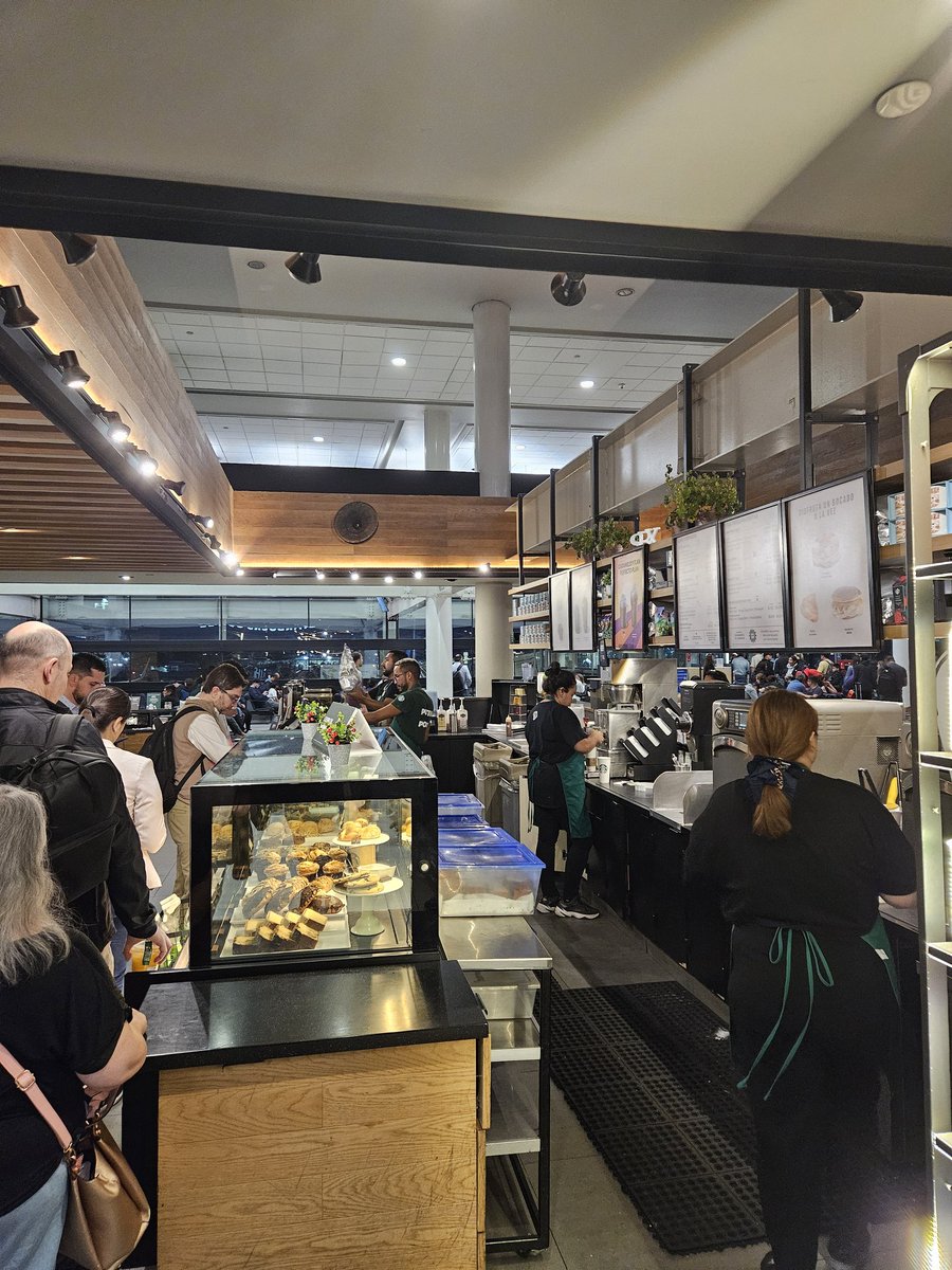 nanrique's tweet photo. @StarbucksChile 4 personas trabajando y una fila interminable en el terminal nacional, otro ejemplo de la baja productividad del chileno. https://t.co/eCnpVxcgnI