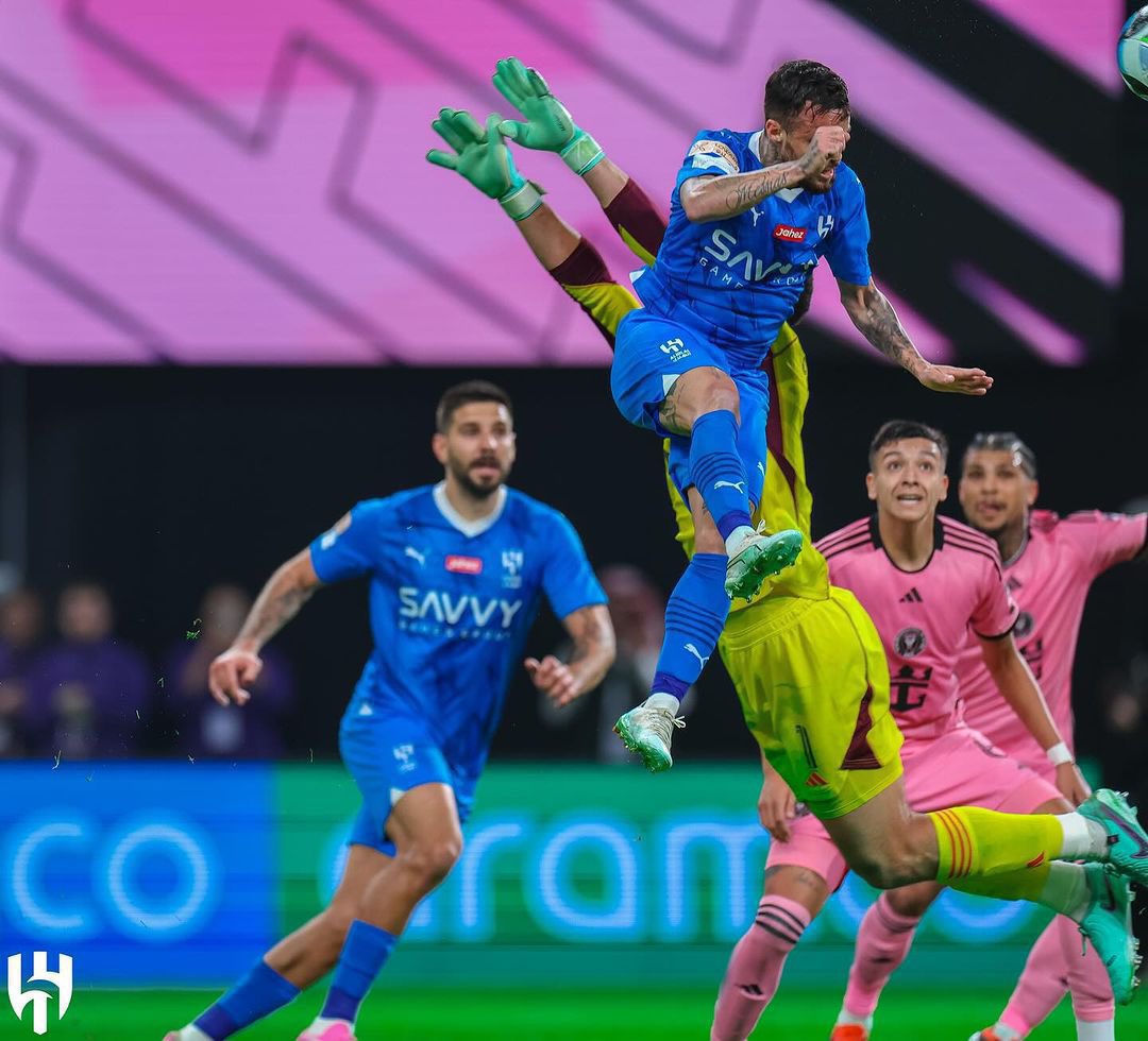 PRQ_5's tweet photo. 🚨🚨
عاجل الفيفا هدف مشائيل لاعب نادي الهلال السعودي يحصل على اعلى ارتقاء في تاريخ كورة القدم محطماً الرقم القياسي السابق 2:76 متر 
بعد حصول هدف مشائيل على 3:2 متر 
وبذالك يدخل موسوعة غينيس للأرقام القياسية 
#الهلال_حديث_العالم https://t.co/SRk4OjKSpr