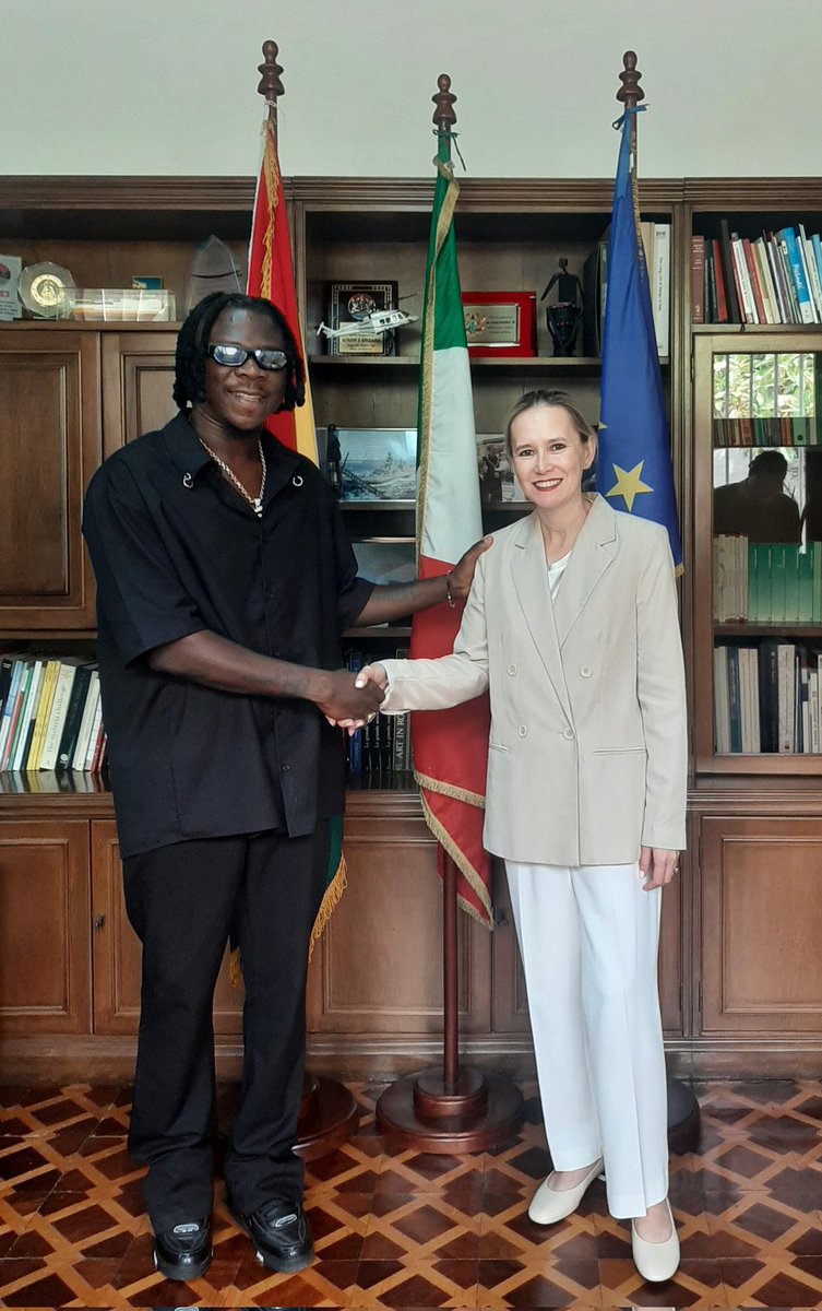 Dadaburniton's tweet image. Inspirational @stonebwoy🐐 X @DanieladOrlandi Italian ambassador to Ghana linked up to discuss forthcoming projects.
#20plenty you dey play dey drop nonsense 30 songs a week, we go tour the world again and still come back home come take Accra sports stadium 🏟 from you again 😊