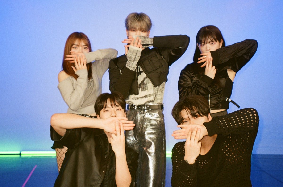 M2MPD's tweet photo. 필름카메라로 기록한 1월의 추억📸 2월에도 쭈욱 엠투와 함께해요❣ #1월의엠투 #M2film #릴레이댄스 #JD1 #제이디원 @jd1_official https://t.co/aYGAWKdMCi
