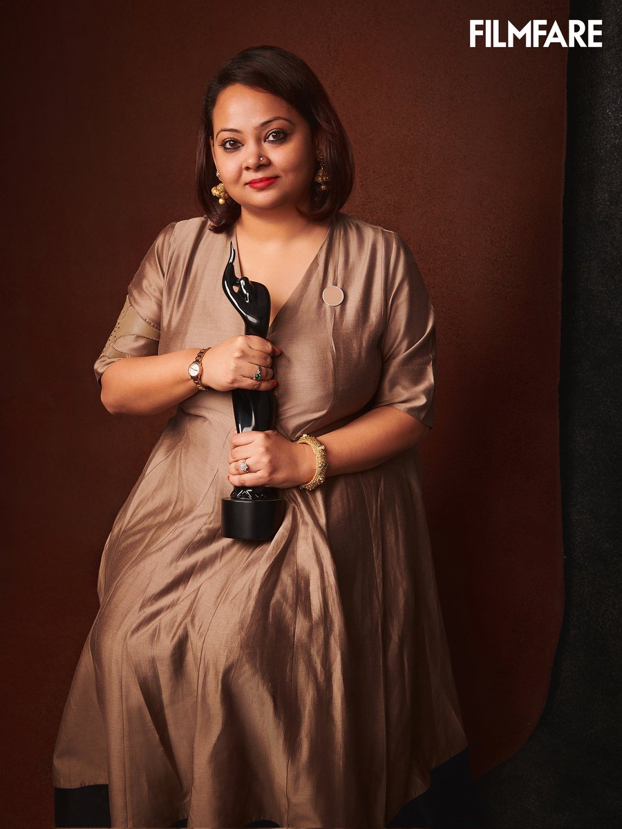 Congratulations! 👏🏻 #IshitaMoitra poses with her trophy for Best Dialogue for #RockyAurRaniKiiPremKahaani at the 69th #HyundaiFilmfareAwards2024 with #GujaratTourism. Watch #FilmfareOnZeeTV, Sun, 18th Feb, 9 PM onwards Photographer: Kunal Gupta @rohitsLogic @gujarattourism…