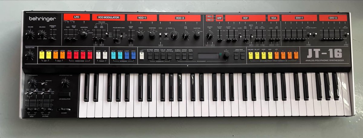 hiro_music_mrym's tweet photo. JUPITER-8のクローンBehringer"JT-16"はコンパクトにまとめているけど、レイアウトがギュウギュウでもう少し余白がほしい。特に型番と上のオレンジの線がウルサイので修正してみました。個人的にはこんな感じが良いな〜♪
(左がオリジナル、右が修正したもの)
#Behringer #JT16 https://t.co/yfUaK56qo3