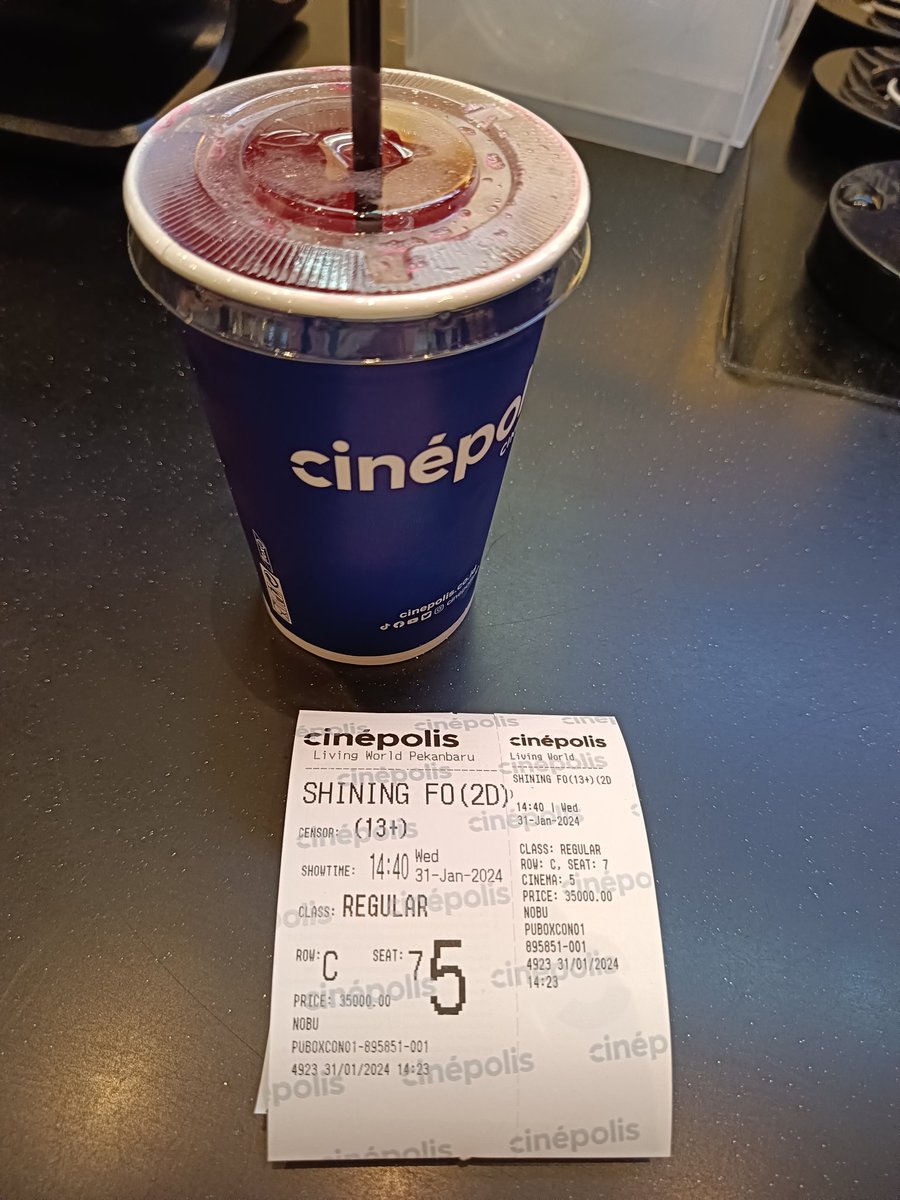 pustakamandarin's tweet photo. Setelah sekian lama diopname jadi pasien korban Zhang Wansen, akhirnya aku udah boleh rawat jalan. Nonton ampe akhir ya guys, di lagu ending ada adegan yg jadi obat buat kesedihan serial dramanya. Bahkan ada berbagai easter eggs, semisal mixue yg say hallo di lagu endingnya.#sfot https://t.co/6KEyGuZF0R