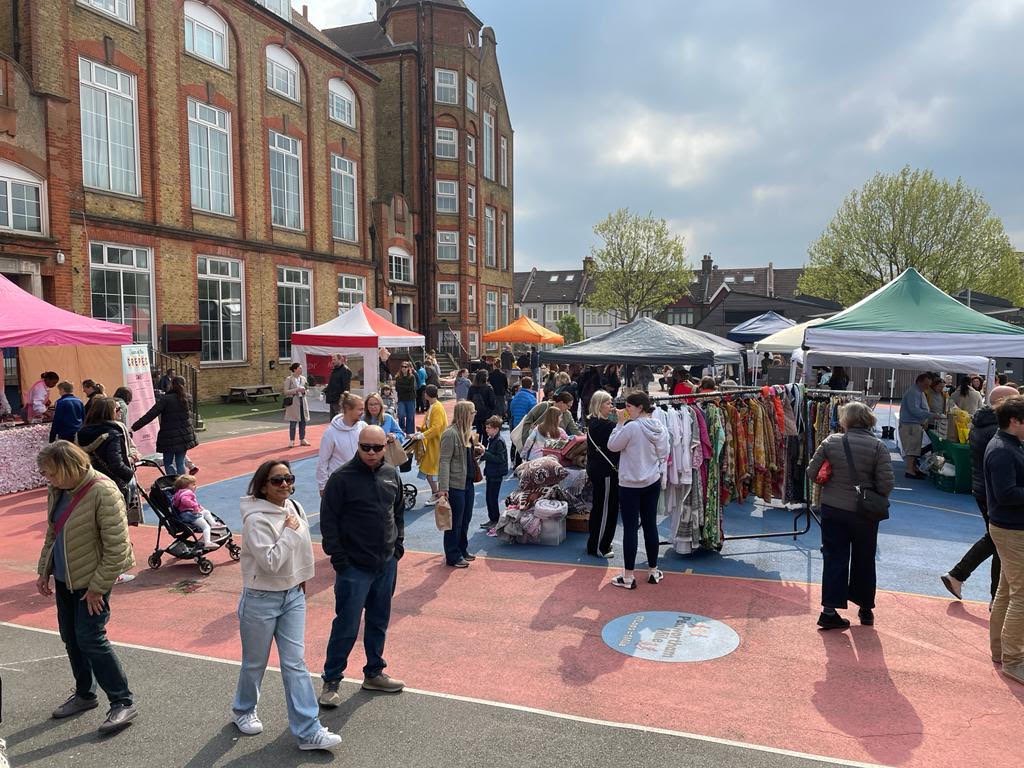 balhamnewsie's tweet photo. The brilliant Furzedown Farmers’ Market is BACK again THIS SATURDAY 3rd February, 9.30am-1.30pm at Penwortham Primary School playground in Furzedown - just down the road from #Balham! The Market’s a fantastic place to spend a Saturday morning / lunchtime, with 30+ stalls from👇 https://t.co/RzTmYZFpSo
