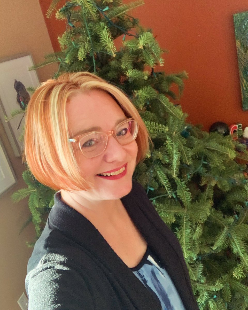 Time to change it up with a new ‘do in January. Shout out to Jon Fiddler at Hairhunters - my hair guy for almost 20 years. He’s amazing! And yes - I still have my tree up in my living room on January 31. It’s pretty! Who doesn’t want a real tree in their living room? 😊