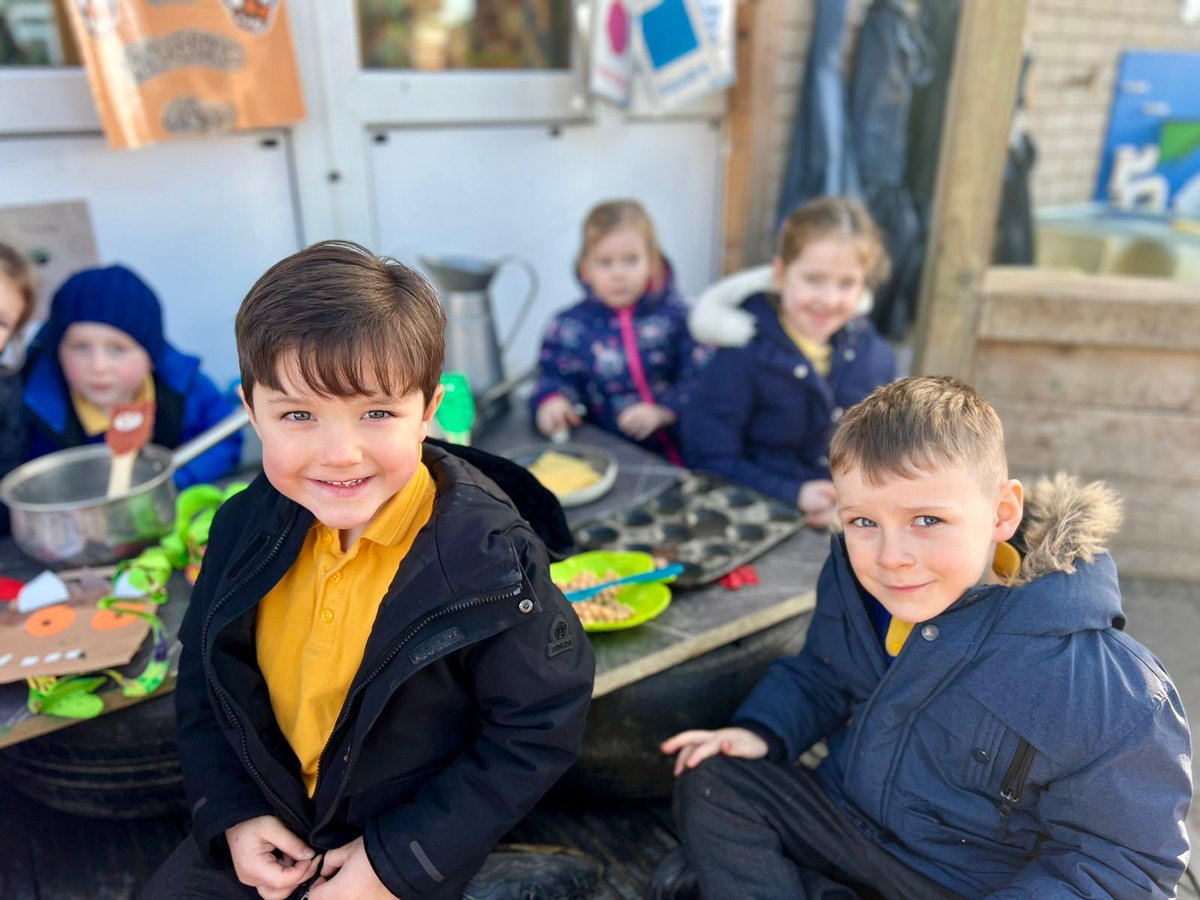 JamesBrindleyPS's tweet photo. Gruffalo crumble anyone? 🦊🐭🐍 Reception had a wonderful time making food in their gruffalo cafe yesterday. #StoryOfTheWeek #JuliaDonaldson #ExploringOutdoors https://t.co/XqbPmR3NL4
