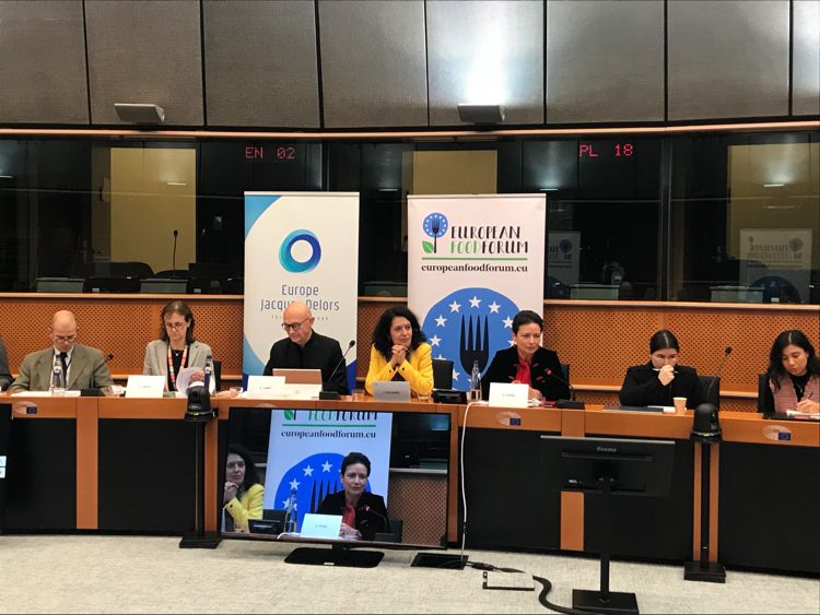 Europe Jacques Delors (@delorseurope) on Twitter photo 🚨Happening now!
🗣MEP <a href="/ITolleret/">Irène Tolleret 🇨🇵🇪🇺🇺🇦🚀!</a>: “We need more transparency, and in order to have it, we need what the <a href="/EUFoodForum/">European Food Forum 🇪🇺 🗣🤝</a> and <a href="/DelorsEurope/">Europe Jacques Delors</a> are doing now: inviting all actors from the agri-food value chain at the same table.”
#farm2fork #StrategicDialogue 🚨Happening now!
🗣MEP <a href="/ITolleret/">Irène Tolleret 🇨🇵🇪🇺🇺🇦🚀!</a>: “We need more transparency, and in order to have it, we need what the <a href="/EUFoodForum/">European Food Forum 🇪🇺 🗣🤝</a> and <a href="/DelorsEurope/">Europe Jacques Delors</a> are doing now: inviting all actors from the agri-food value chain at the same table.”
#farm2fork #StrategicDialogue