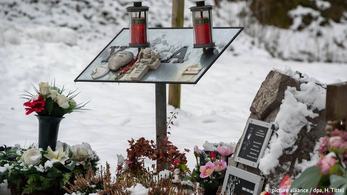 🕯️ Am zweiten Jahrestag der Polizistenmorde bei #Kusel gedenken wir Yasmin B. und Alexander K., die in Ausübung ihres Dienstes für die @PP_Rheinlandpfalz skrupellos ermordet wurden. #zweivonuns