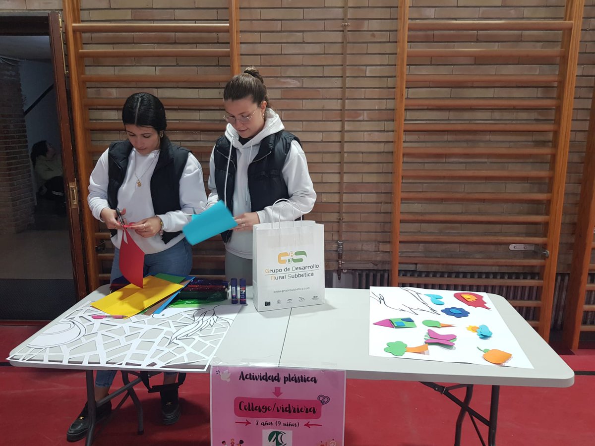 RedesCuber19229's tweet photo. Ayer celebramos el Día de la PAZ con una visita muy especial. Nuestro centro recibió al alumnado del C.P. Rural Tiñosa que disfrutó de los bailes, juegos y talleres de expresión plástica organizados por nuestro alumnado del C.S. en Educación Infantil. https://t.co/YtkrO46cia