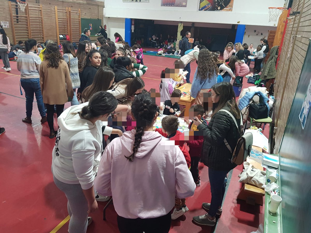 RedesCuber19229's tweet photo. Ayer celebramos el Día de la PAZ con una visita muy especial. Nuestro centro recibió al alumnado del C.P. Rural Tiñosa que disfrutó de los bailes, juegos y talleres de expresión plástica organizados por nuestro alumnado del C.S. en Educación Infantil. https://t.co/YtkrO46cia