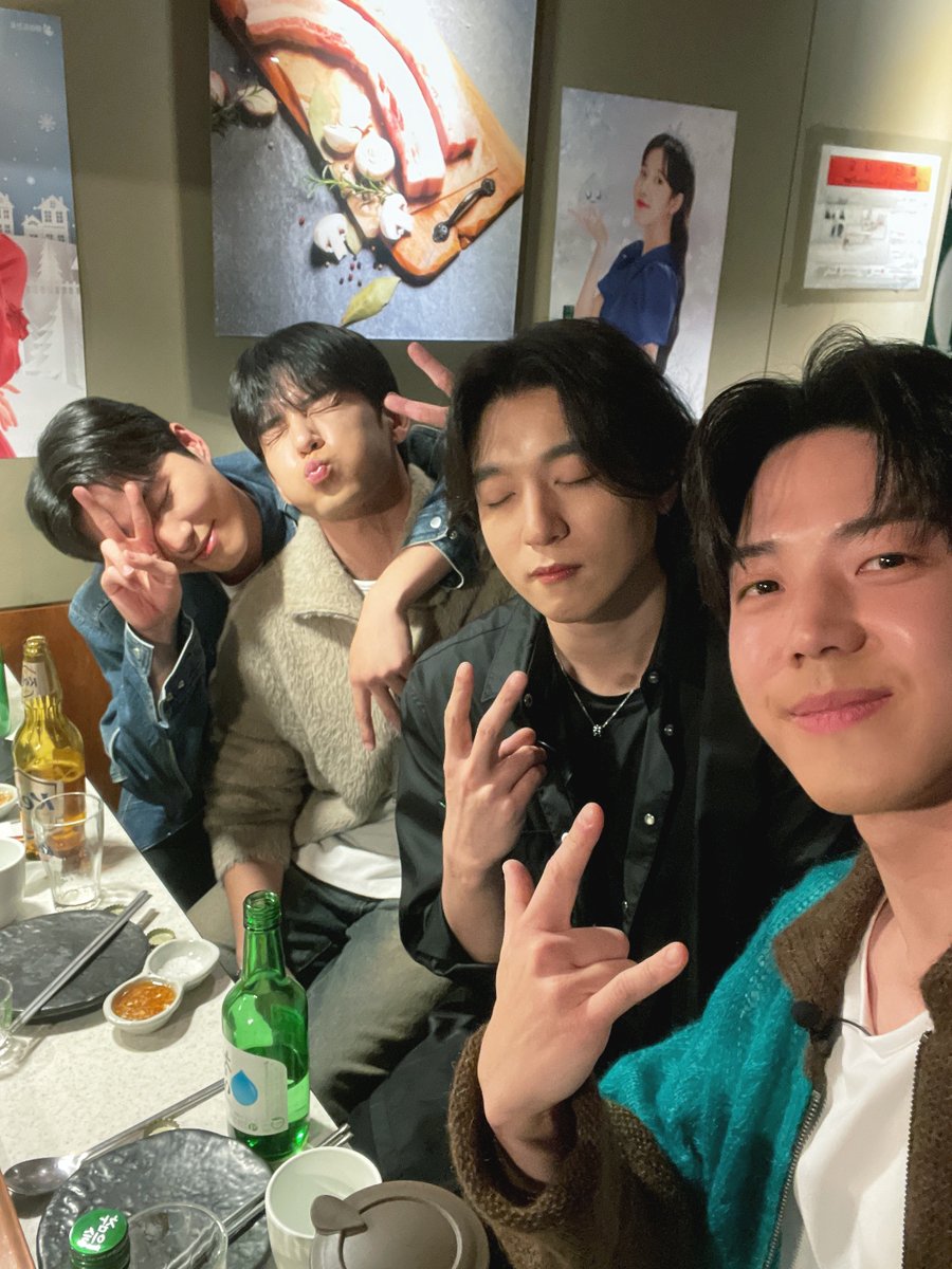 [ #DAY6_BEHIND ]

💭 뭐지? 살짝 흔들린 듯?
 ㄴ 바로.. 내 마음이💚

명창식스가 말아주는 이슬라이브에
하루가 짧다!😊 o O ((데이식스!))

#DAY6 #데이식스
#딩고뮤직 #DingoMusic
#이슬라이브