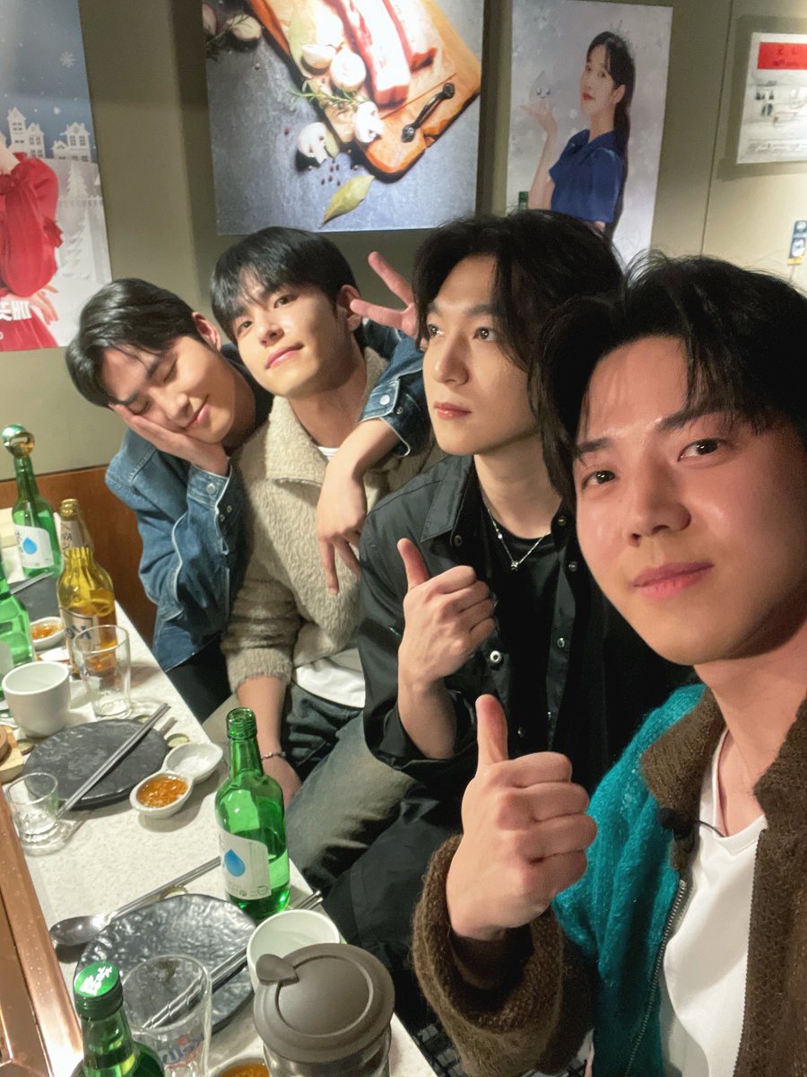 day6official's tweet photo. [ #DAY6_BEHIND ]

💭 뭐지? 살짝 흔들린 듯?
 ㄴ 바로.. 내 마음이💚

명창식스가 말아주는 이슬라이브에
하루가 짧다!😊 o O ((데이식스!))

#DAY6 #데이식스
#딩고뮤직 #DingoMusic
#이슬라이브 https://t.co/82jnGib3aQ