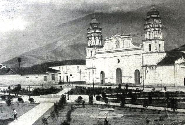 #31Ene #MéridaDeSiempre 
1928. Imagen de la plaza Bolívar (Sin Bolívar) de #Mérida que apareció publicada en la Guía General de Venezuela.
No está el monumento ecuestre de Simón Bolívar, las calles aun de tierra, la hoy Basílica Menor ya tiene lasa dos torres y se mantienen las
