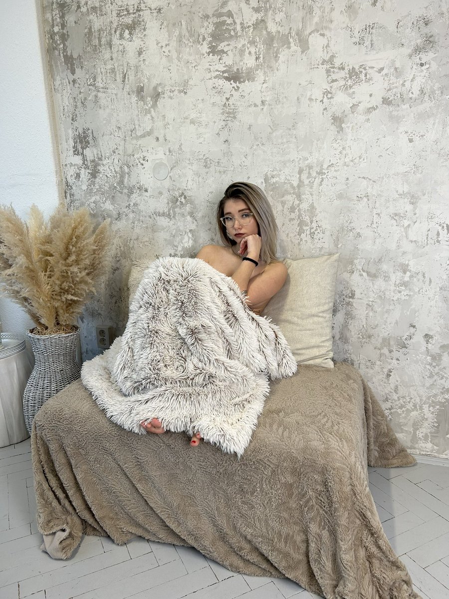 yasminesis01's tweet photo. Aktívabb vagyok mostantól mint valaha szóval gyertek és nézzetek körbe 🥳nagyok kis finom posztok vannak kint írjatok bátran ott és ott dumálgatunk. 
Csok nektek 🫡❤️ https://t.co/wceAT29bGq https://t.co/x7JdeLqgUl