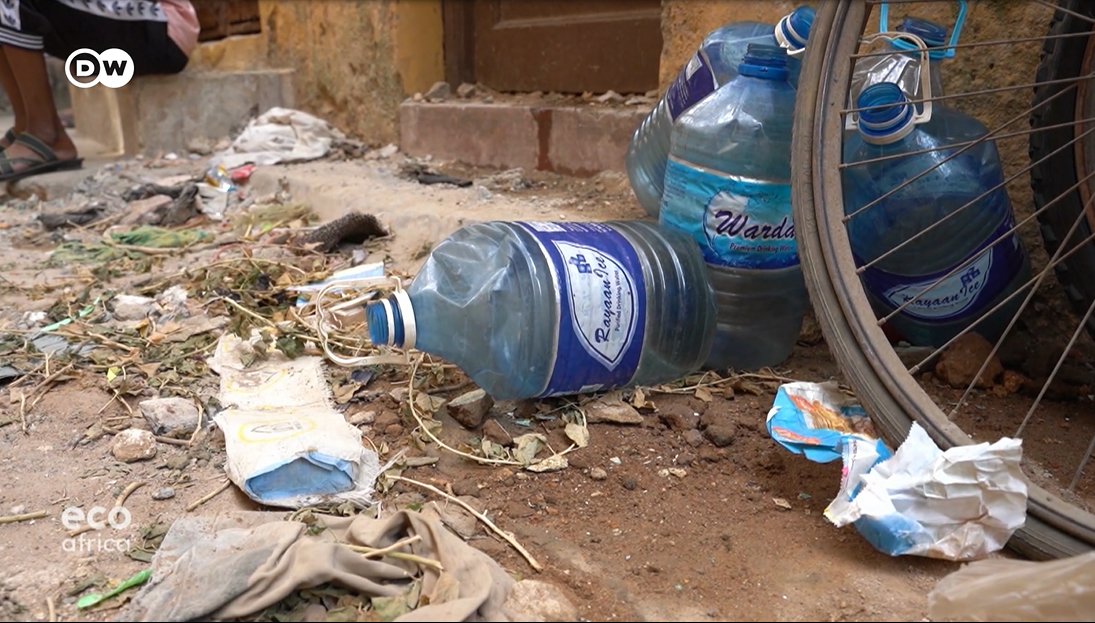 DanielPlafker's tweet image. Tech-enabled solid waste management is targeting the stubborn problem of trash on Old-town #Mombasa's historic streets. App users can report illegal dumping and order household pickups of recyclables in exchange for cash and medical services.
Shot for DW.
dw.com/en/high-tech-m…