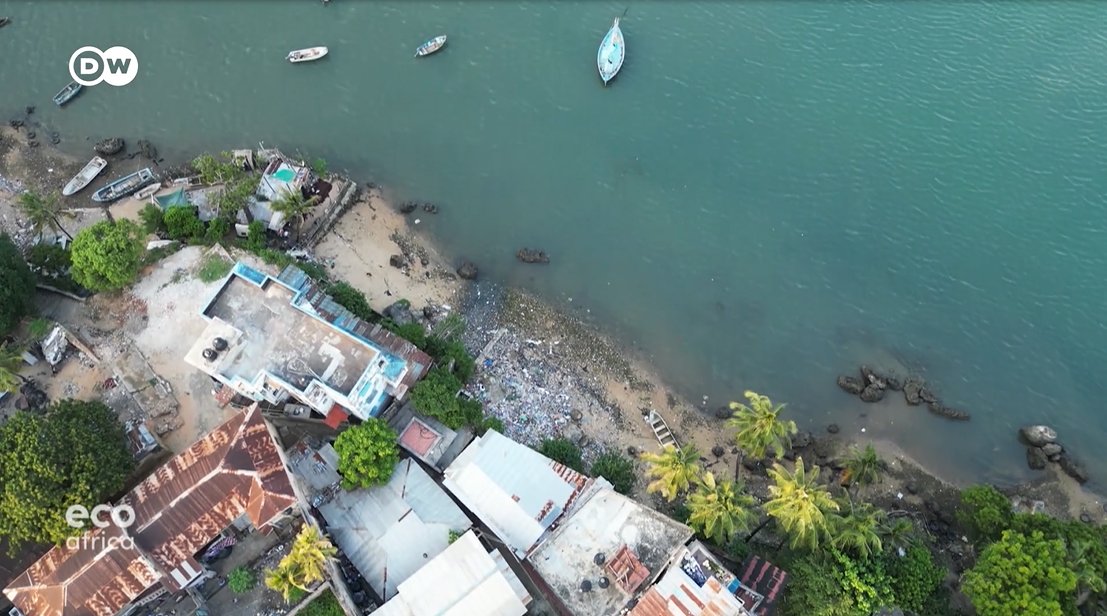 DanielPlafker's tweet image. Tech-enabled solid waste management is targeting the stubborn problem of trash on Old-town #Mombasa's historic streets. App users can report illegal dumping and order household pickups of recyclables in exchange for cash and medical services.
Shot for DW.
dw.com/en/high-tech-m…