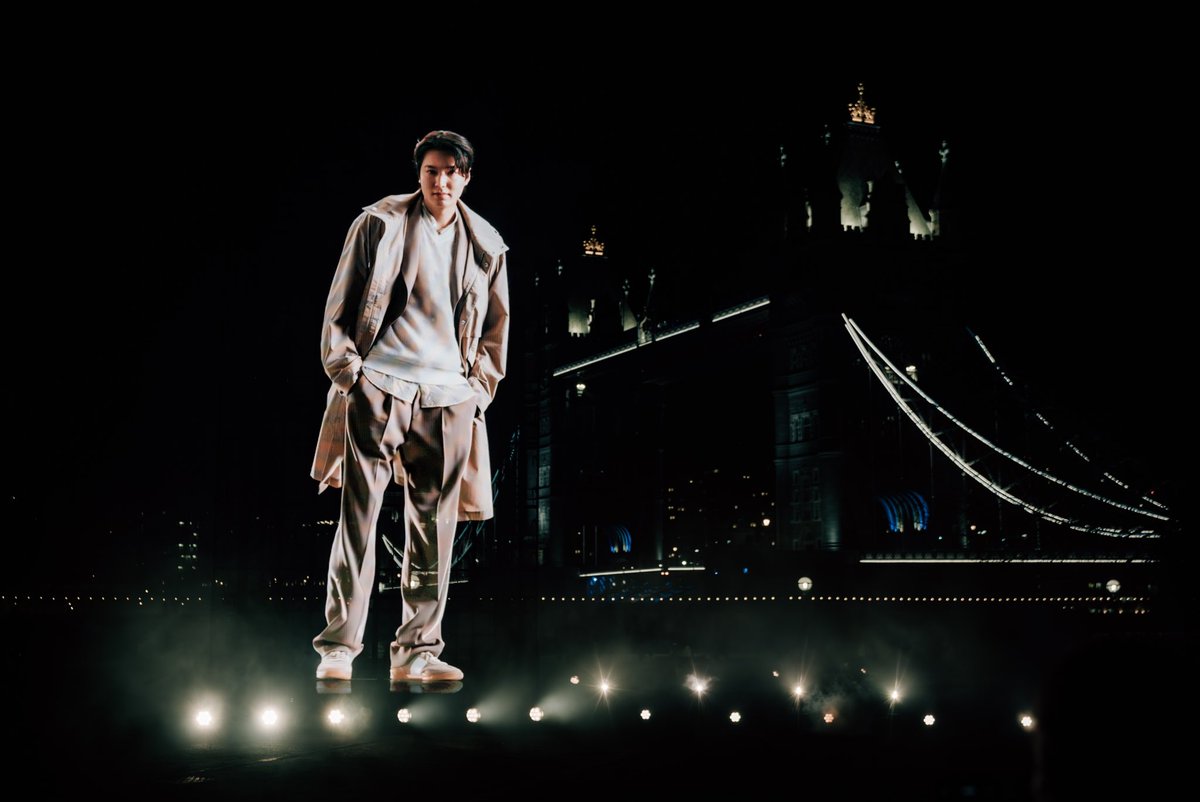 Lee Min Ho 10 meters hologram preview for Boss at London's Potters Fields Park, near the iconic Tower Bridge😍👋

#LeeMinHo