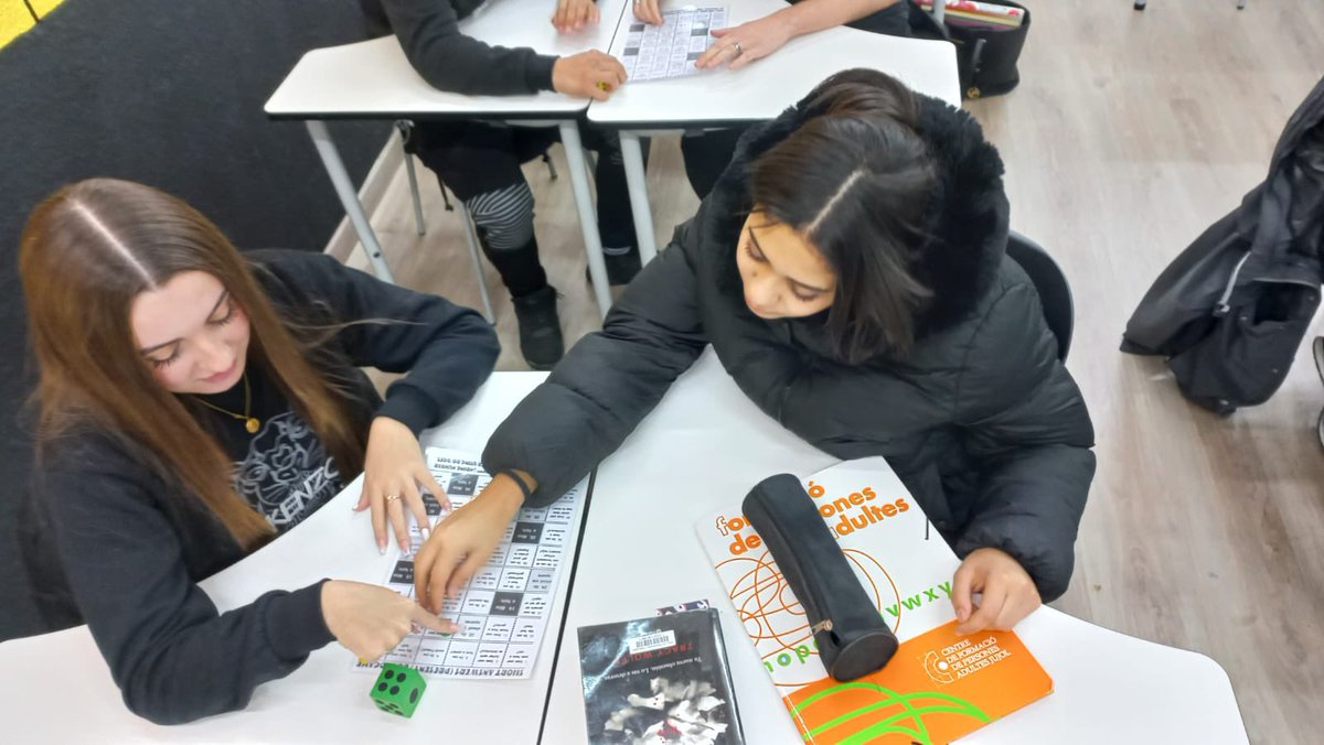 CJujol's tweet photo. Bon dia! Ahir els i les alumnes de Ges2 tarda, van aprendre a fer i respondre preguntes en anglès jugant a una Oca diferent. S'ho van passar molt bé! https://t.co/NydzxERndw