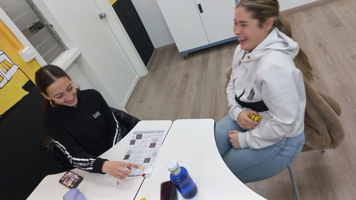 CJujol's tweet photo. Bon dia! Ahir els i les alumnes de Ges2 tarda, van aprendre a fer i respondre preguntes en anglès jugant a una Oca diferent. S'ho van passar molt bé! https://t.co/NydzxERndw