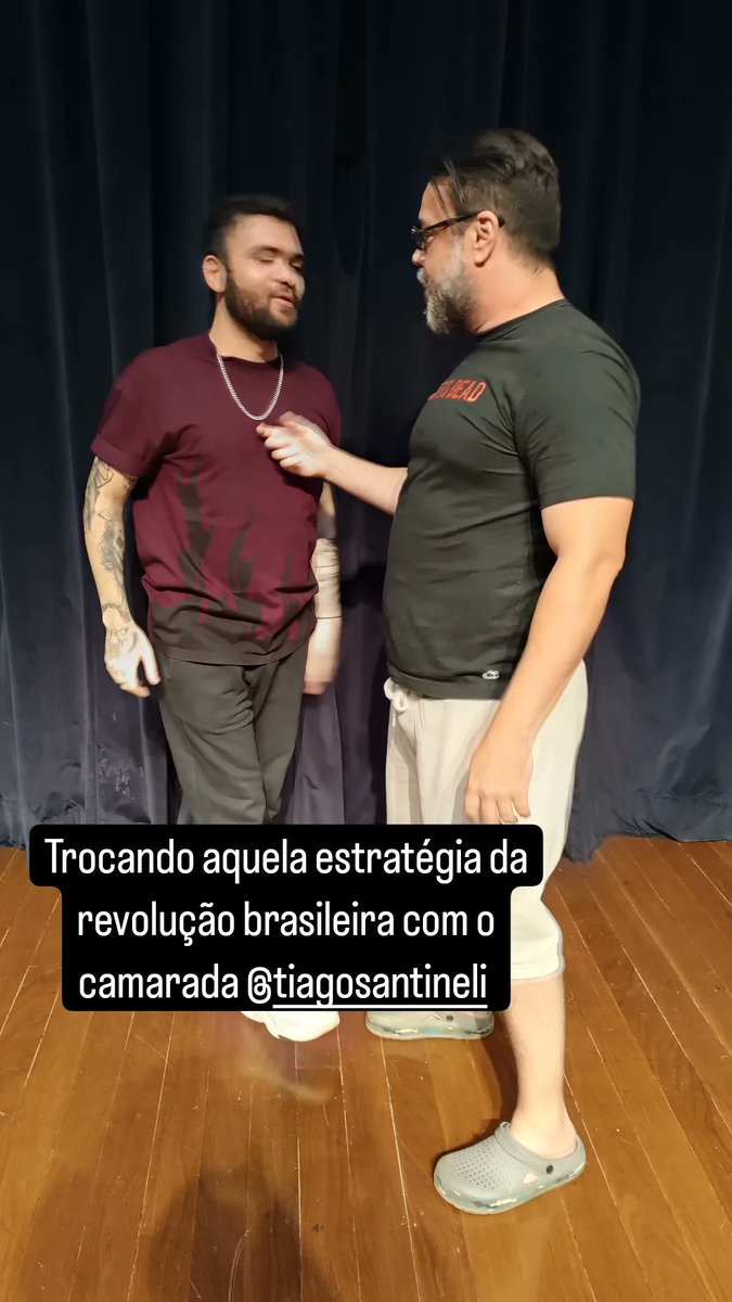 prof_grabois's tweet photo. Representante do Comunismo Goiânia e da maior empresa de camisetas antifascio @cdbcamisetas cooptando @tiagosantineli para Revolução. https://t.co/2cfaWtaxEq