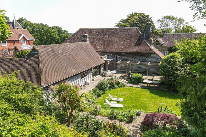 JacksonStopsTW's tweet photo. This Barn is a substantial and most attractive Grade II listed 4 bed detached house believed to date back to the late 15th/early 16th Century and to have been built as a #Hallhouse in the style of a #barn.
#wadhurst #kent #periodproperty #tunbridgewells 
https://t.co/0bgyO9P914 https://t.co/w4Onkjm5Jn