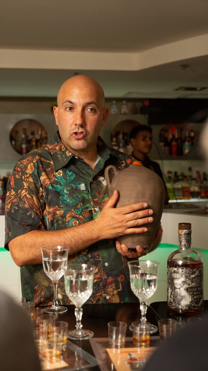 wkyregal's tweet photo. Este 2023, visitamos ciudades de España con las #TinajasViajeras de Don Papa by #Gebre. Con @georgerestrepo @RogerRuedaCresp y el equipo de la coctelería del @ICBarcelona presentamos esta innovador concepto de cócteles en tinaja con #rondonpapa https://t.co/ALvO4bP8Hd