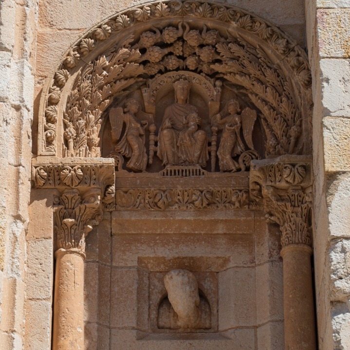 Situada en el corazón de la ciudad, la Catedral de Zamora es una joya del arte románico, sin lugar a dudas una de las más bonitas de España. ¿Te vienes a conocer? 😉 #zamoraenamora #descubrezamora #turismozamora #catedral #dejatellevar