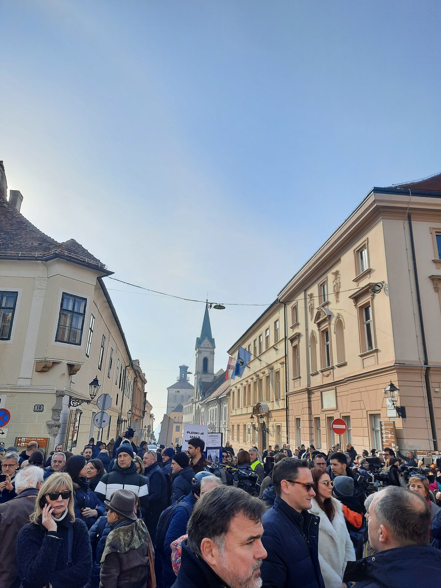 giov_vale's tweet photo. #Zagabria giornalisti in piazza contro la #leggebavaglio. Diventa reato la pubblicazione non autorizzata di informazioni giudiziaria. Dal 2016 il premier Plenkovic ha dovuto sostituire 30 ministri per scandali rilevati dalla stampa #lexap #croazia https://t.co/44djjLJZYn