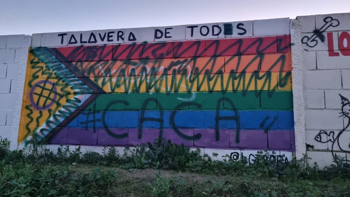 De nuevo, y ya son muchas veces, tenemos que lamentar que el odio y la violencia se manifiesten con total impunidad en Talavera.

No podemos consentir que este odio campe a sus anchas por nuestra ciudad, un lugar que es DE TODES, le pese a quien le pese.

#talavera #lgtbifobia