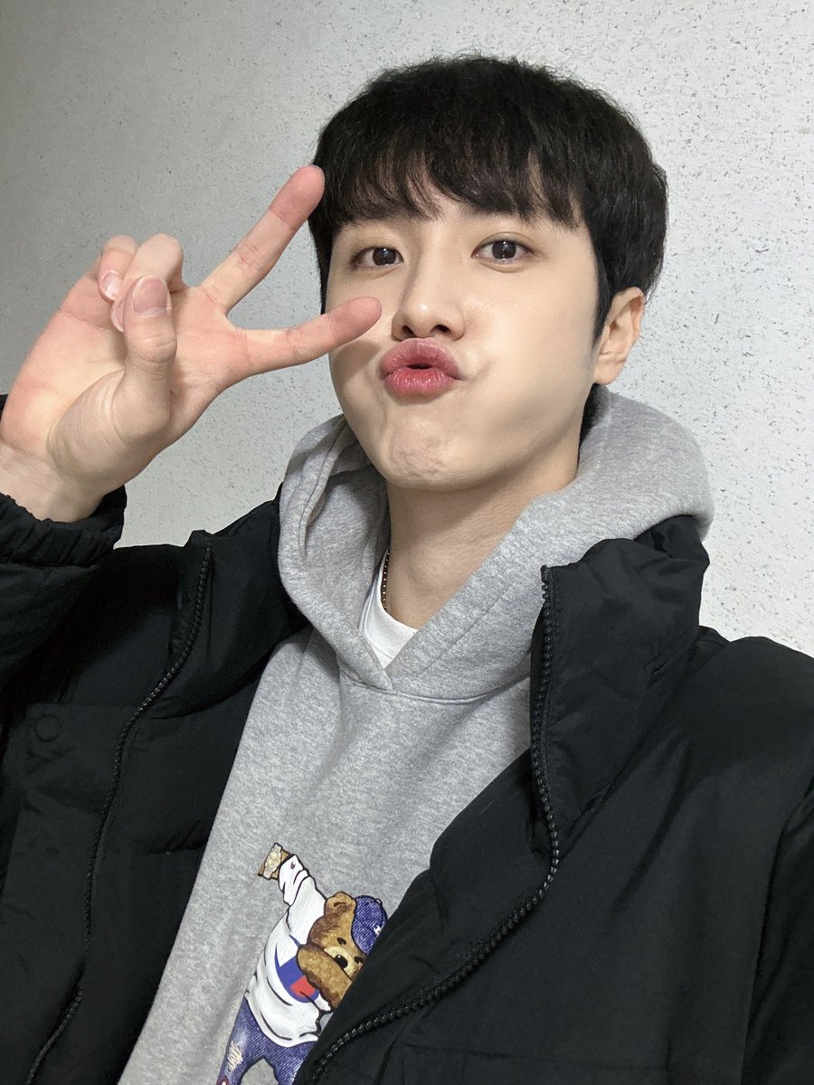 WEi__Member's tweet photo. [#동한] 루아이 모해~?😗😗 https://t.co/3RpfxvnKHA