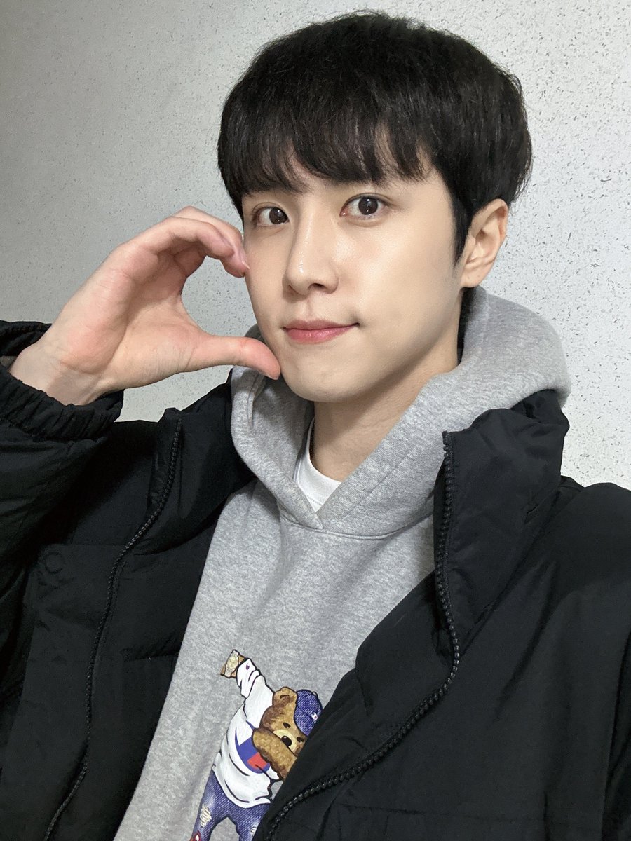 WEi__Member's tweet photo. [#동한] 루아이 모해~?😗😗 https://t.co/3RpfxvnKHA