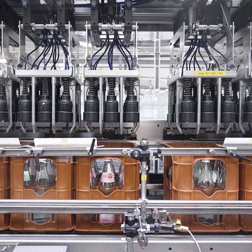 KronesAG's tweet photo. The #packing and #unpacking process must run like clockwork.⏲️ Our #Linapac II packer can be used for cylindrical and specially shaped containers as well as multipacks. It also handles combined packing, unpacking and sorting tasks with ease.📦
#Krones #Krones AG #GermanBlingBling https://t.co/2dRHIJgZFK
