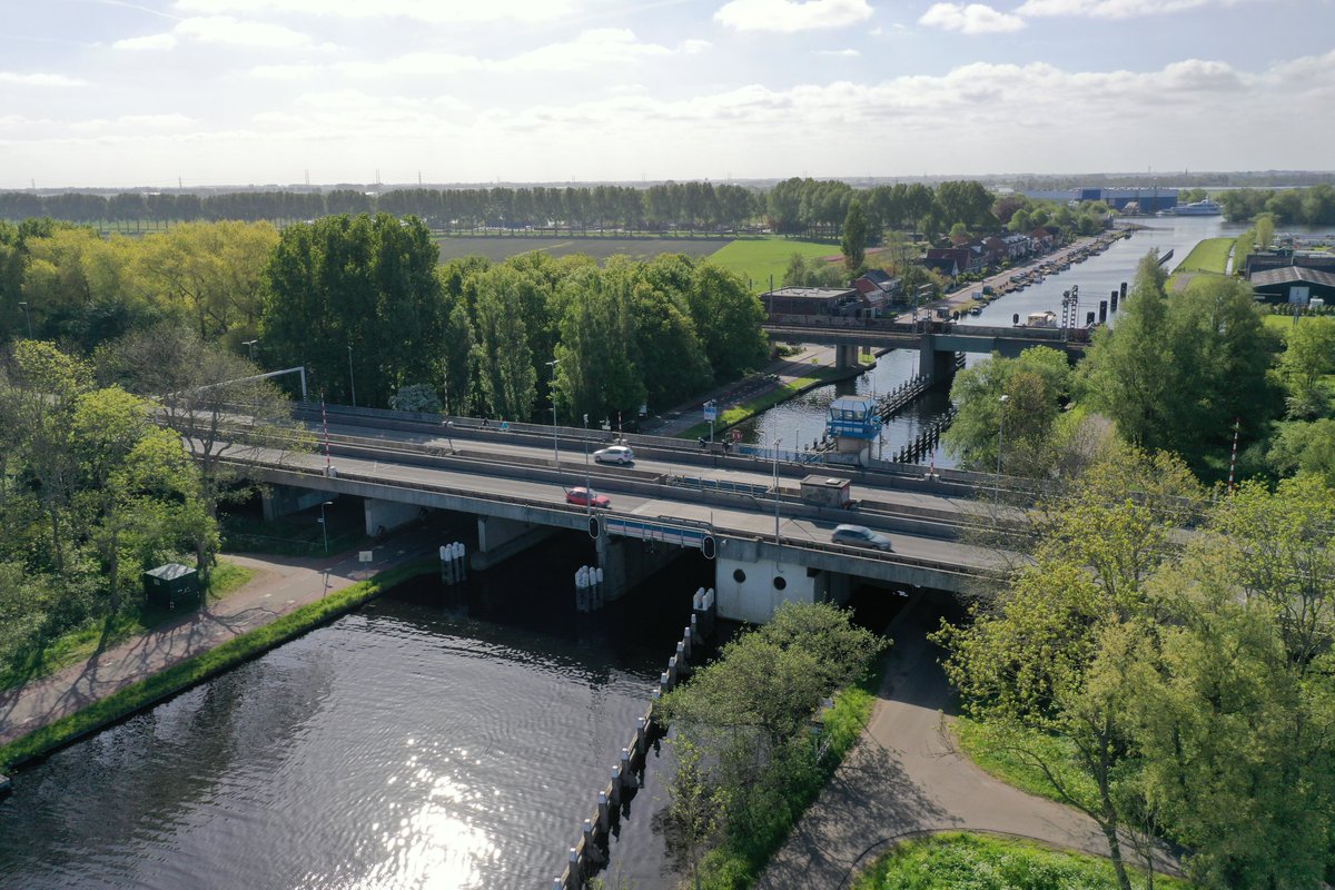 Rijkswaterstaat start de aanbesteding voor het vervangen van het Lisserwegviaduct, Hoofdvaartviaduct en de Kaagbrug in de A44. Geïnteresseerde aannemerscombinaties kunnen zich voor uiterlijk 6 maart 2024 aanmelden voor de aanbesteding via Tenderned. bit.ly/3udVSoe