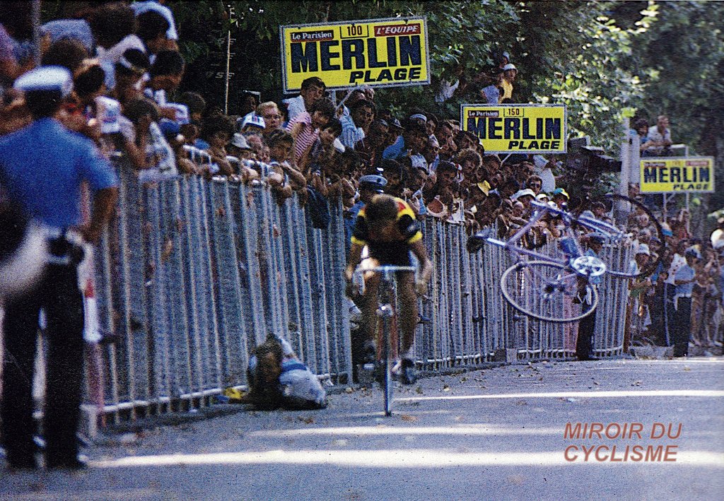 Miroir2Cyclisme's tweet photo. @patrickchene @lequipe La fameuse arrivée à Saint-Etienne avec Henk Lubberding qui tasse Michel Laurent dans les barrières 😱
#TDF1983 https://t.co/KHtLiDvYrp