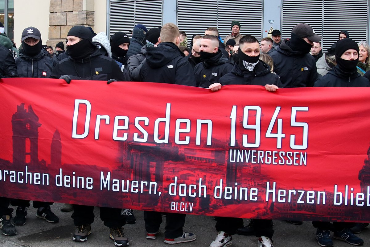 ER_Bund's tweet photo. Nachdem der Neonazi-"Trauermarsch" in #Dresden ursprünglich für den 17. Februar angemeldet wurde, wird er nun am 11. Februar gelistet. Es dürfte wieder der größte rechtsextreme Aufmarsch des Jahres werden, die letzten beiden Jahre nahmen rund 800 Personen daran teil. #dd1102 🧵 https://t.co/kv29kWVAAj