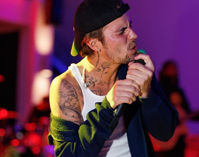 JustinTeamITA's tweet photo. PRONTI??? Justin ha pubblicato queste foto su Instagram mentre fa le prove per qualcosa! 👀

Justin Bieber via Instagram: 🤫 https://t.co/vyg2TNhqxM