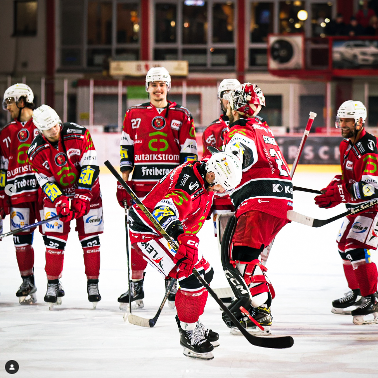 eispiraten's tweet photo. 😄😄😄
_____
#epcecn #epc #eispiraten #crimmitschau #del2 #heimspiel #heimsieg #ecbn #badnauheim #TraditionLeidenschaftEmotion 📸 Agripi https://t.co/QJ8ztA7VQC