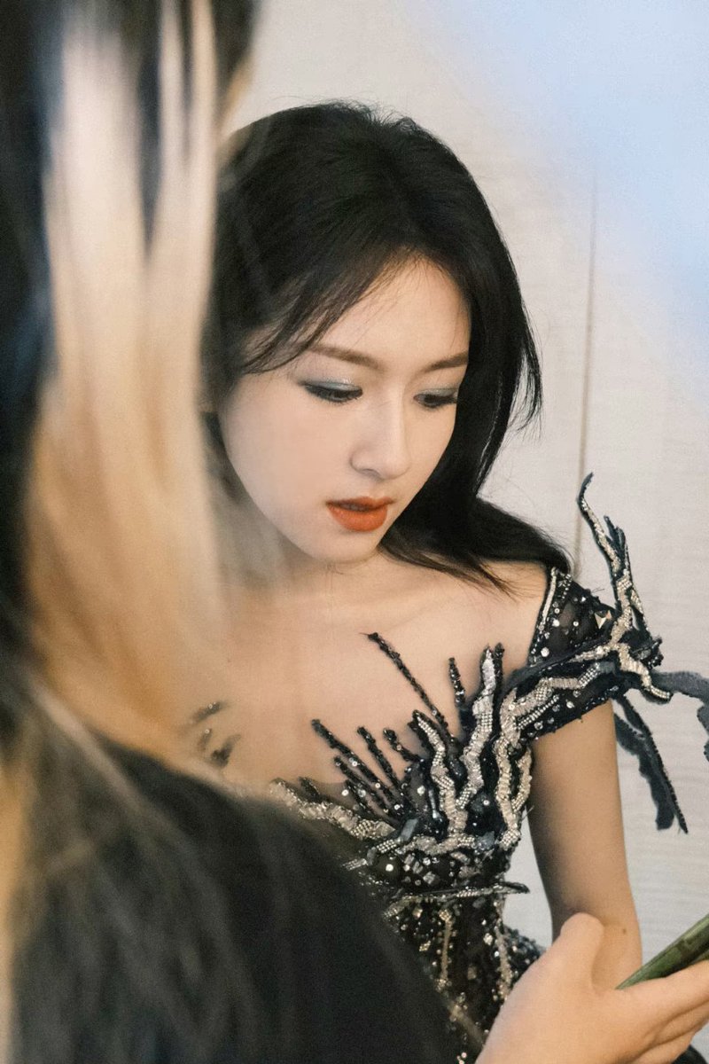oyoe_niudi's tweet photo. [24/01/31] 🦋 Li Landi's Studio Update! 1/3

Shares Landi's pict at Weibo Night 2024

#LiLandi #李兰迪 #이란적 #หลี่หลานตี๋ #LandyLi #LiDahe #XiaoLan #TheStarryLove #cdrama https://t.co/Zx7cMV6yvj