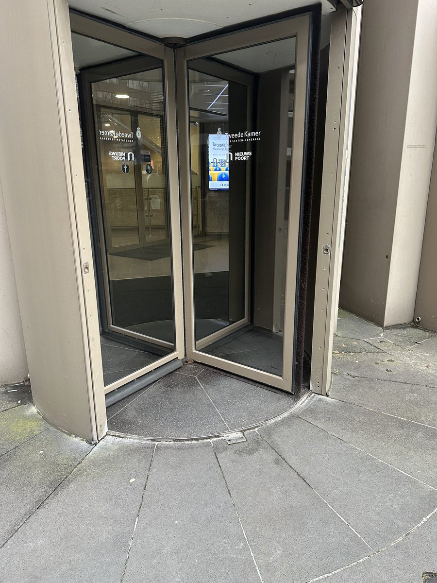 Vandaag sinds lange tijd weer eens naar de Kamer voor een kennismakingsgesprek samen <a href="/Iederin/">Ieder(in)</a> de nieuwe leden die Zorg in hun portefeuille hebben. Alleen handig dat de toegang zo toegankelijk is. #TweedeKamer