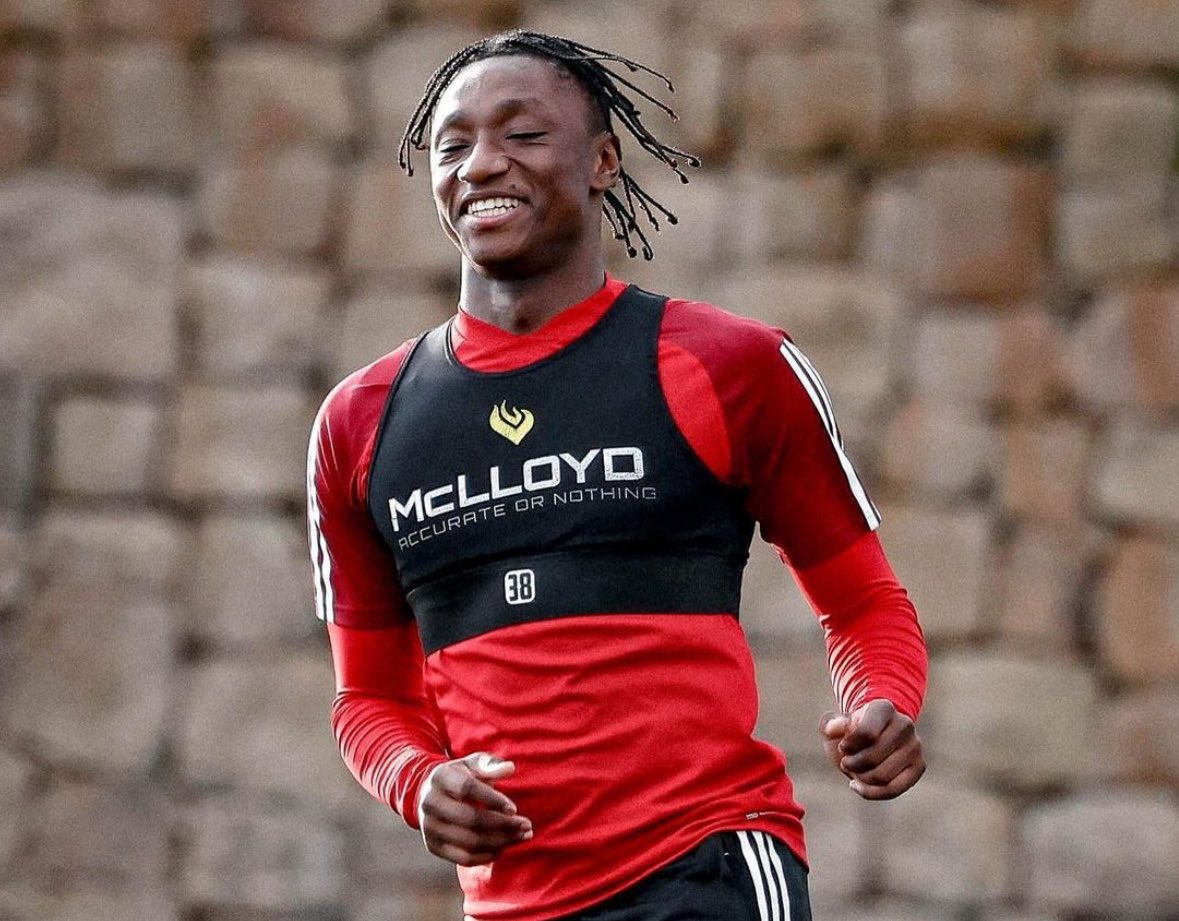 🔴⚪️ Romaine Mundle, in England this morning to complete his move to Sunderland.

Medical and contract signing today for former Tottenham talent joining #SAFC on permanent deal from Standard Liege.